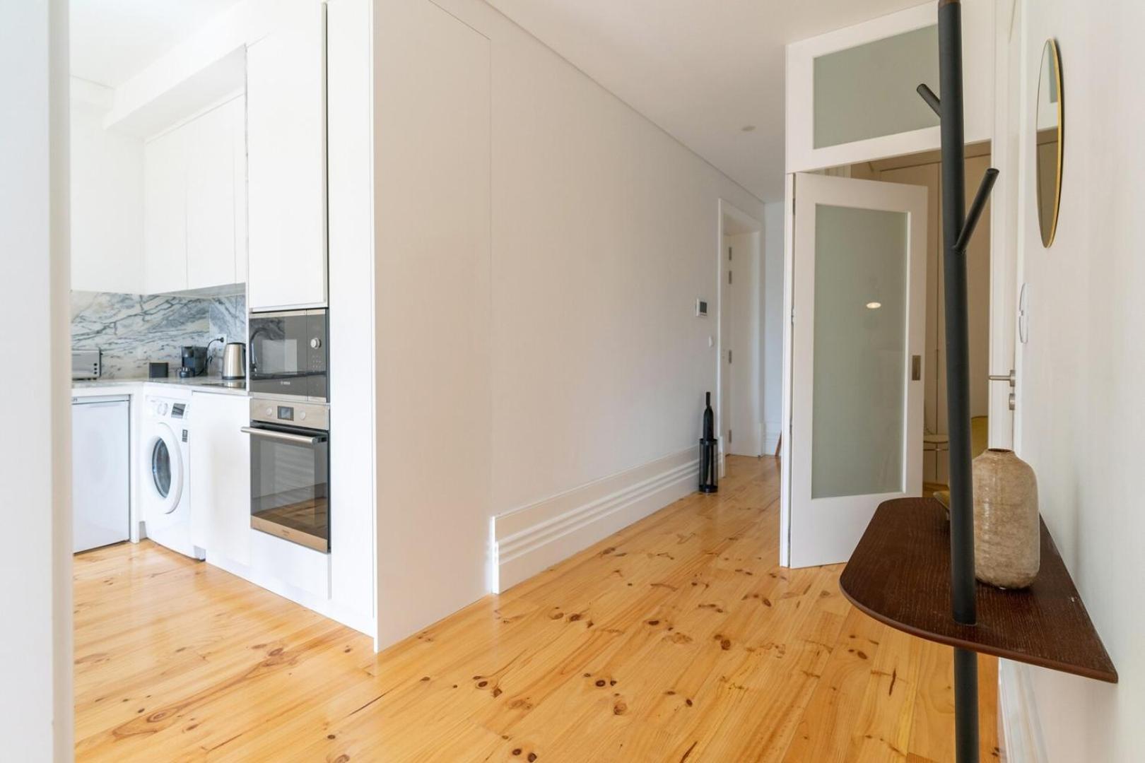 Gorgeous Flat W. Balcony In Iconic Pedestrian St Apartment Porto