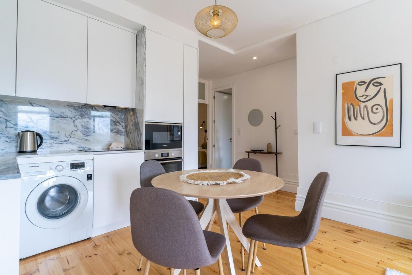 Gorgeous Flat W. Balcony In Iconic Pedestrian St *