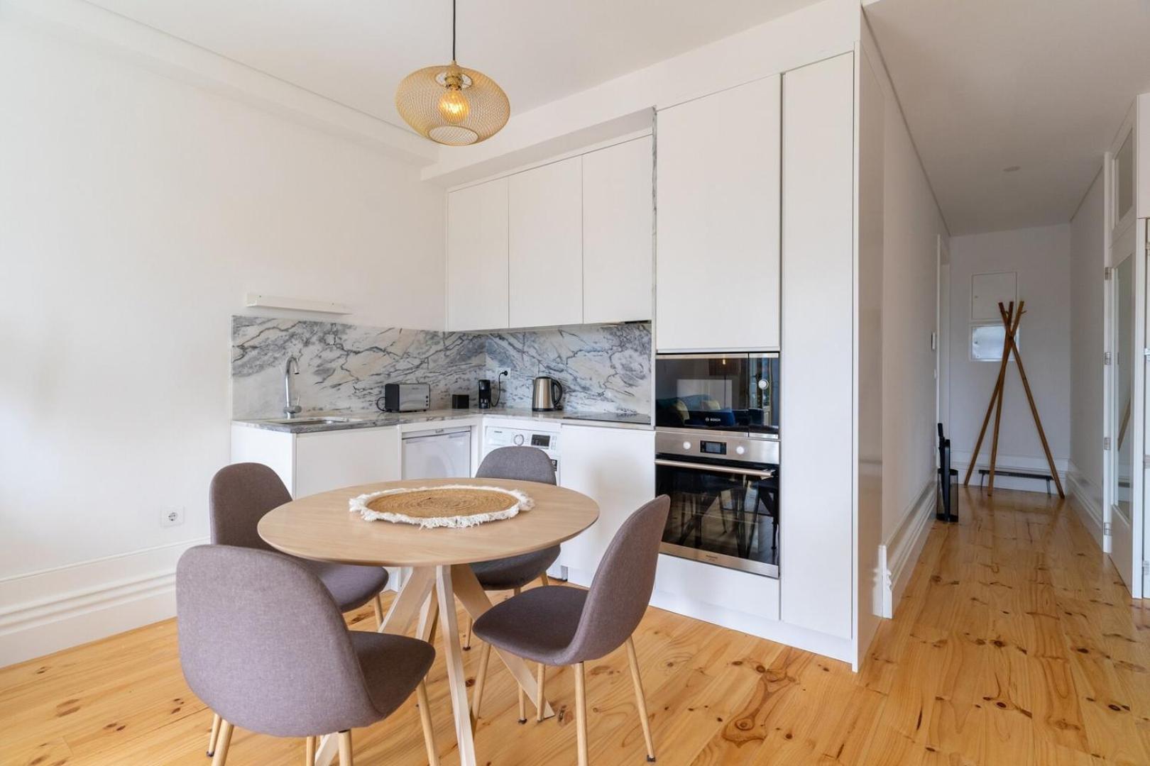 Gorgeous Flat W. Balcony In Iconic Pedestrian St * Porto