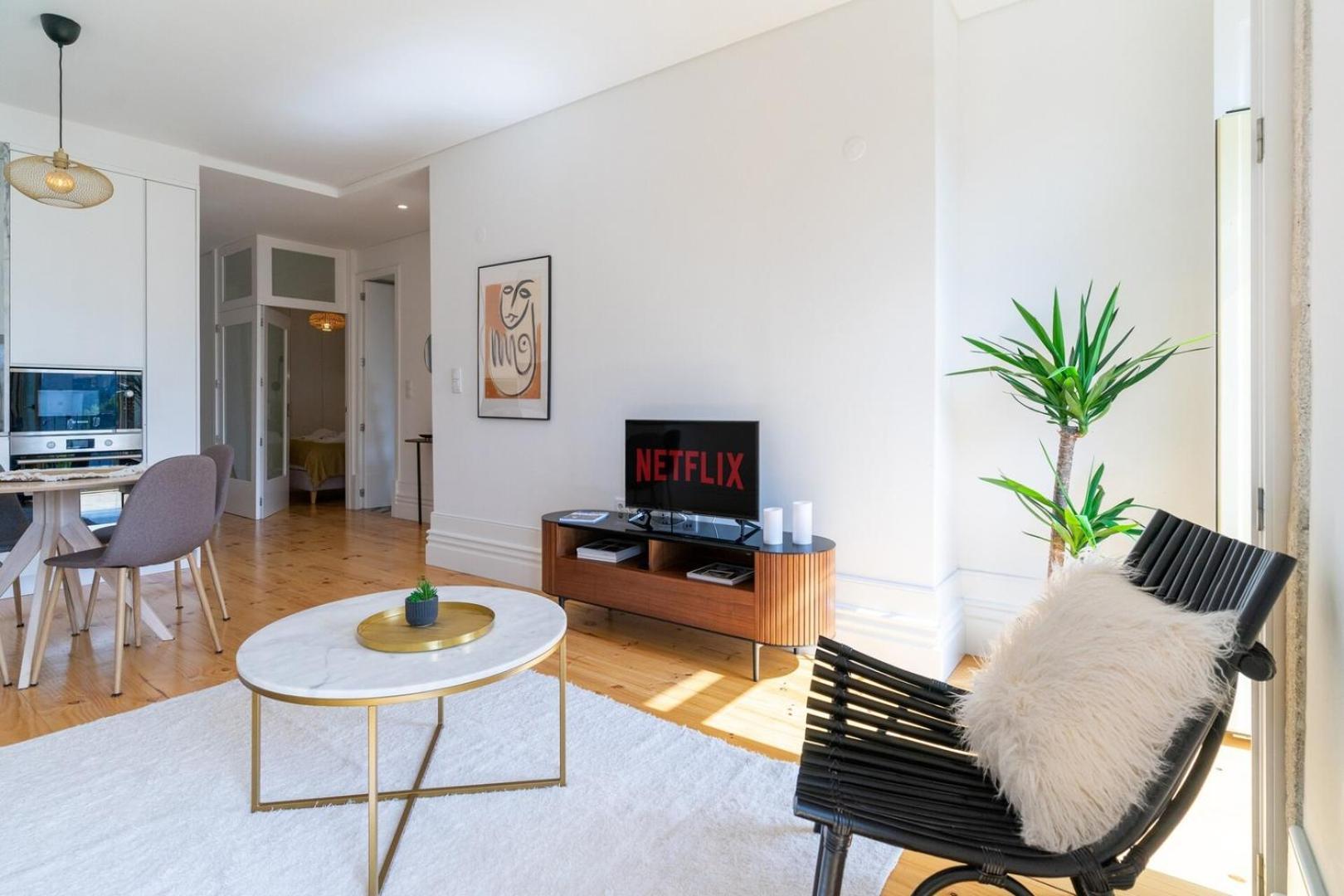 Gorgeous Flat W. Balcony In Iconic Pedestrian St Apartment