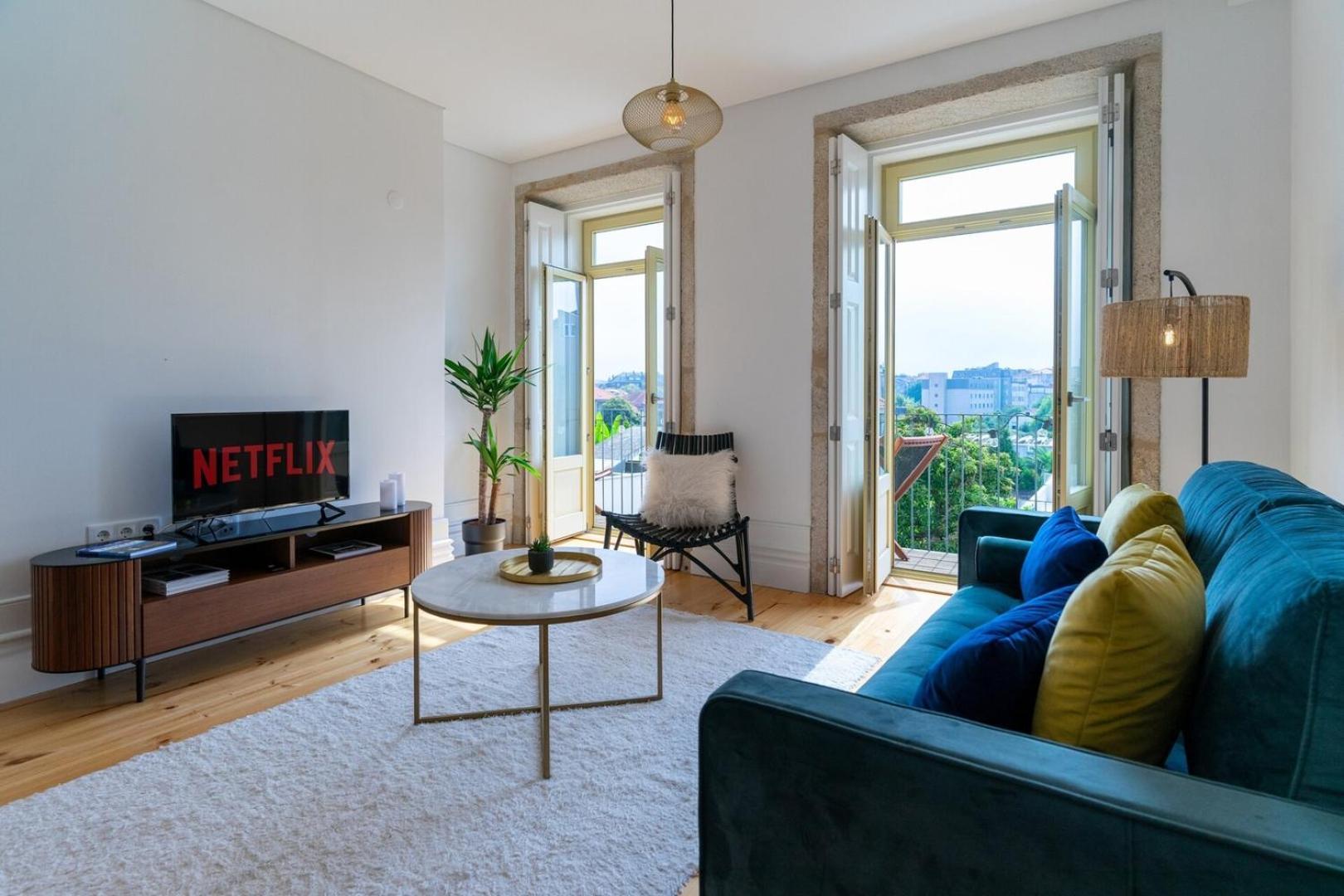 Gorgeous Flat W. Balcony In Iconic Pedestrian St Apartment *