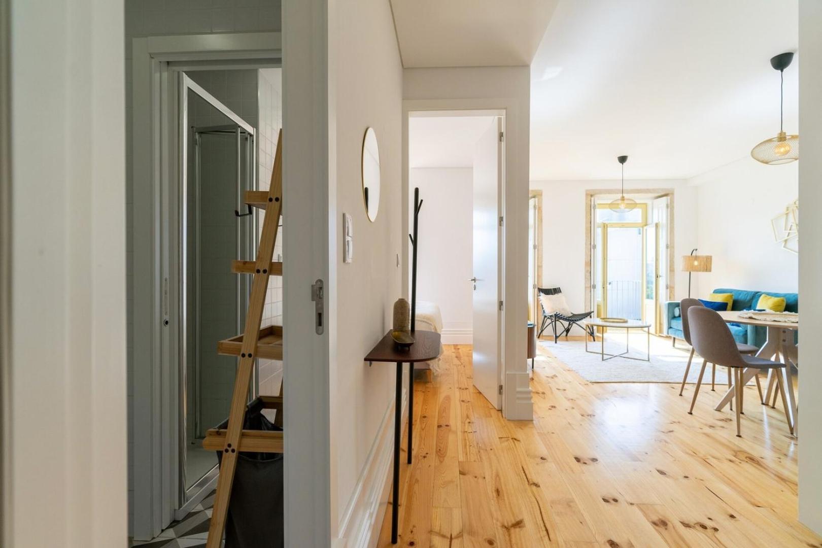 Gorgeous Flat W. Balcony In Iconic Pedestrian St * Porto
