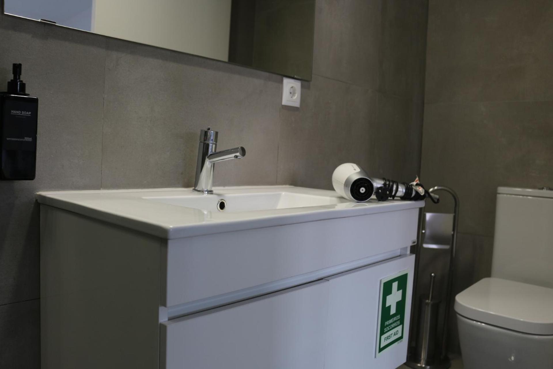 9 Min Metro To Downtown - Quiet Area - Free Parking Porto