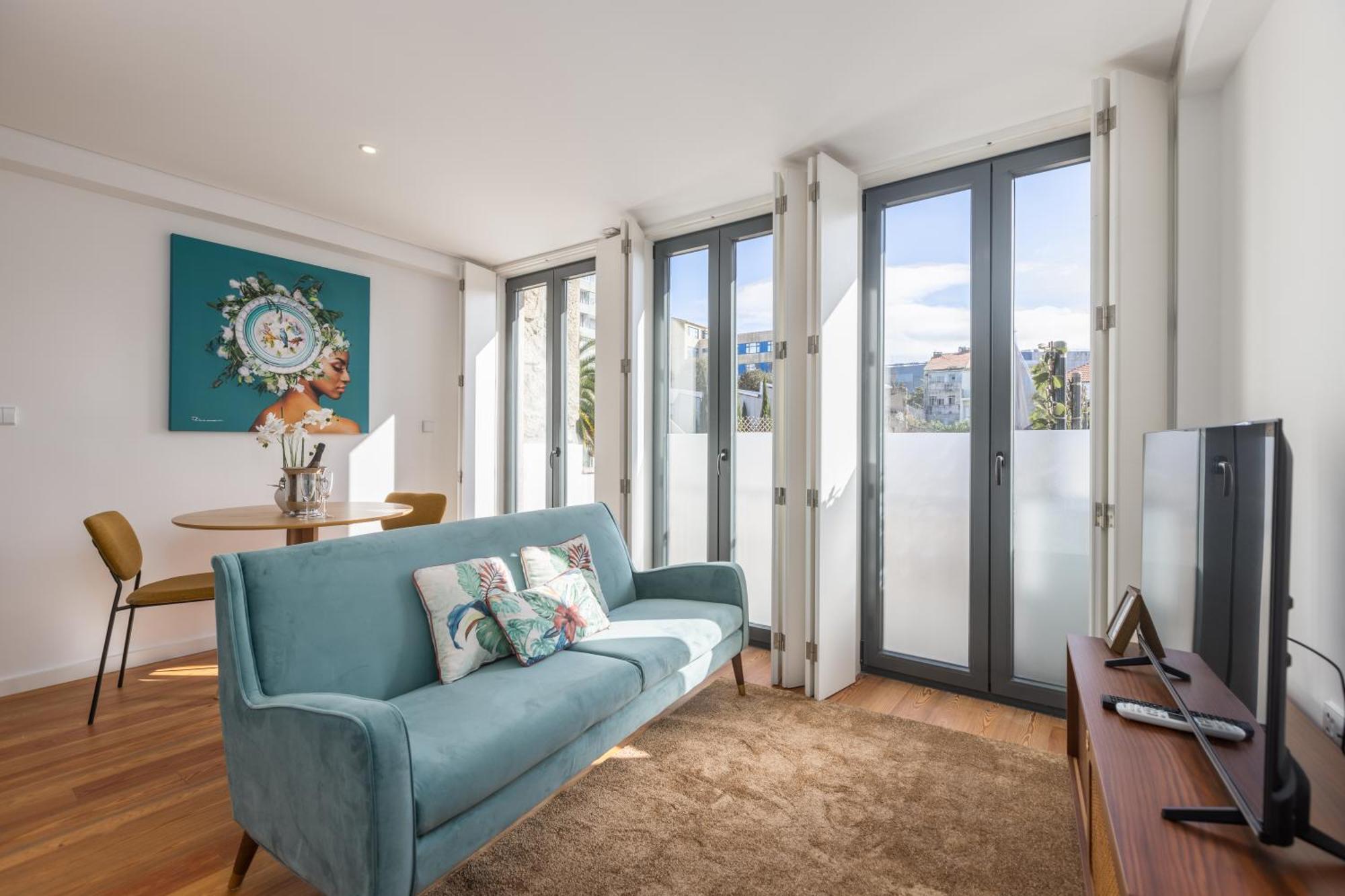 New!central W/ Sunny Terrace - 9 Min Walk Trindade