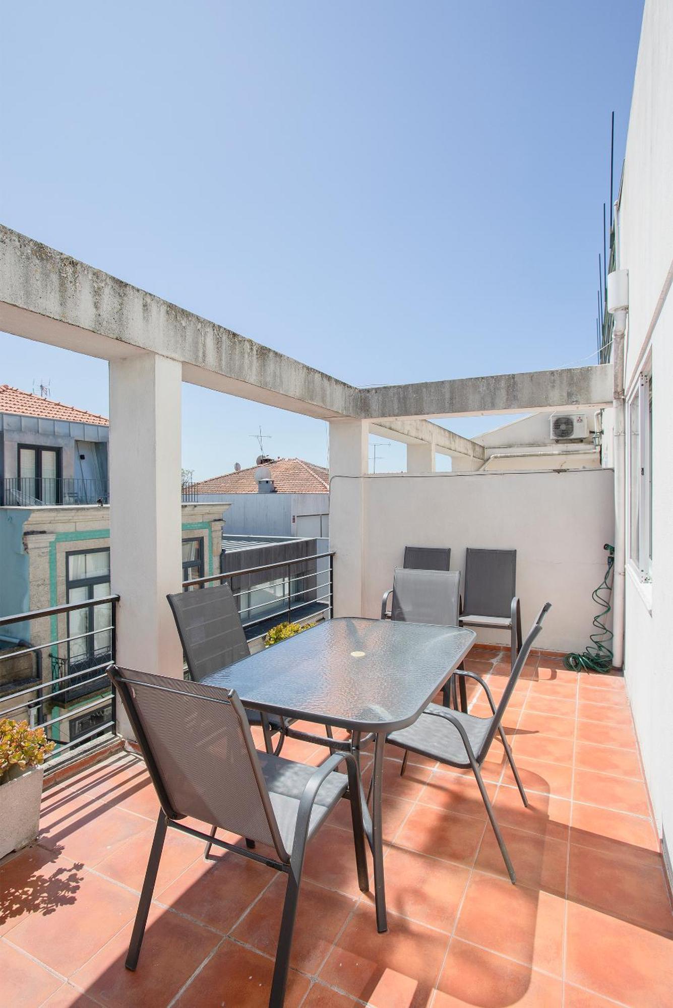 Liiiving In - Downtown Balcony Apartment *