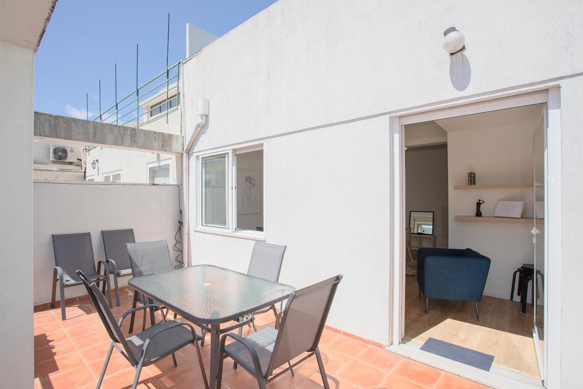 Liiiving In - Downtown Balcony Apartment