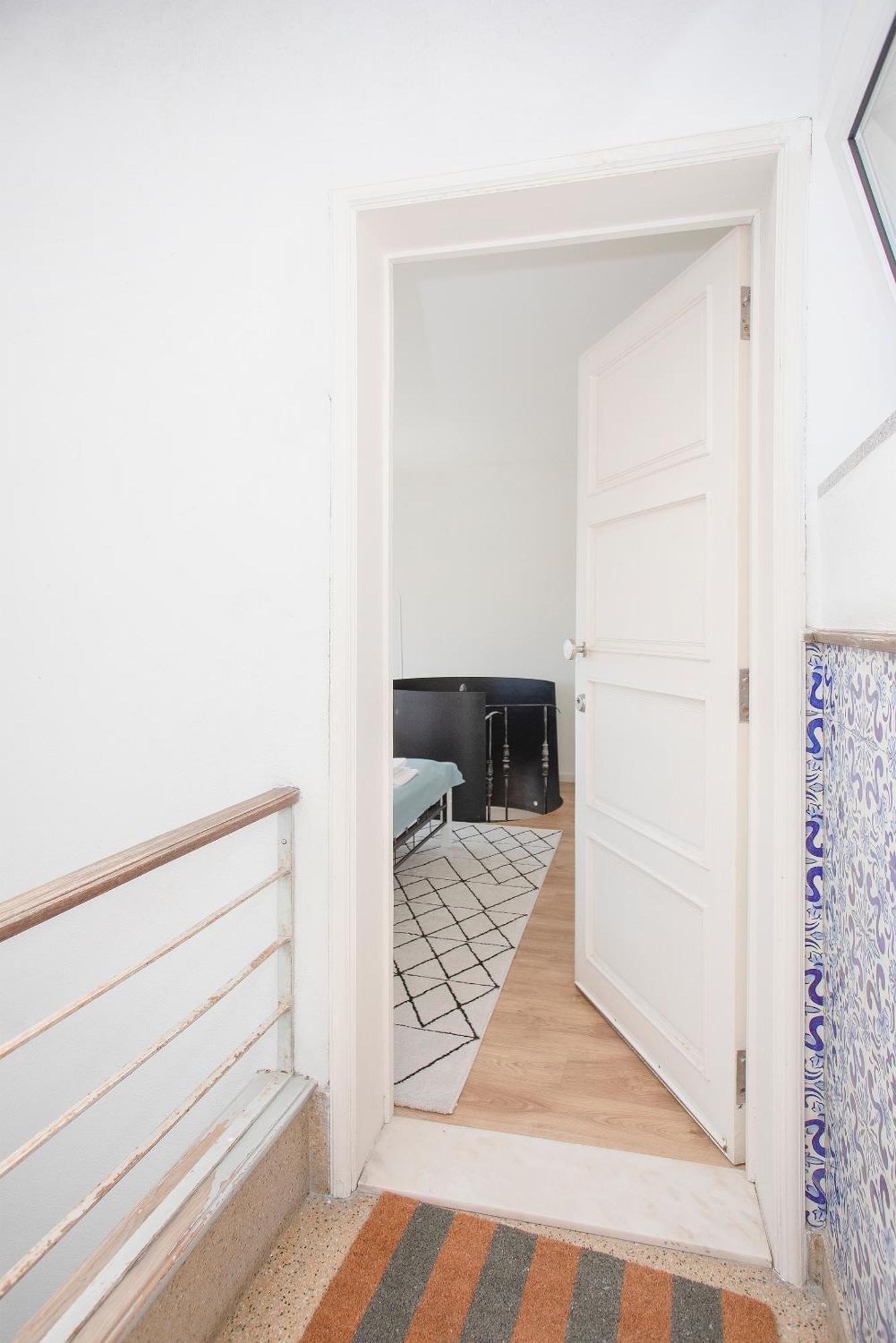 Liiiving In - Downtown Balcony Apartment