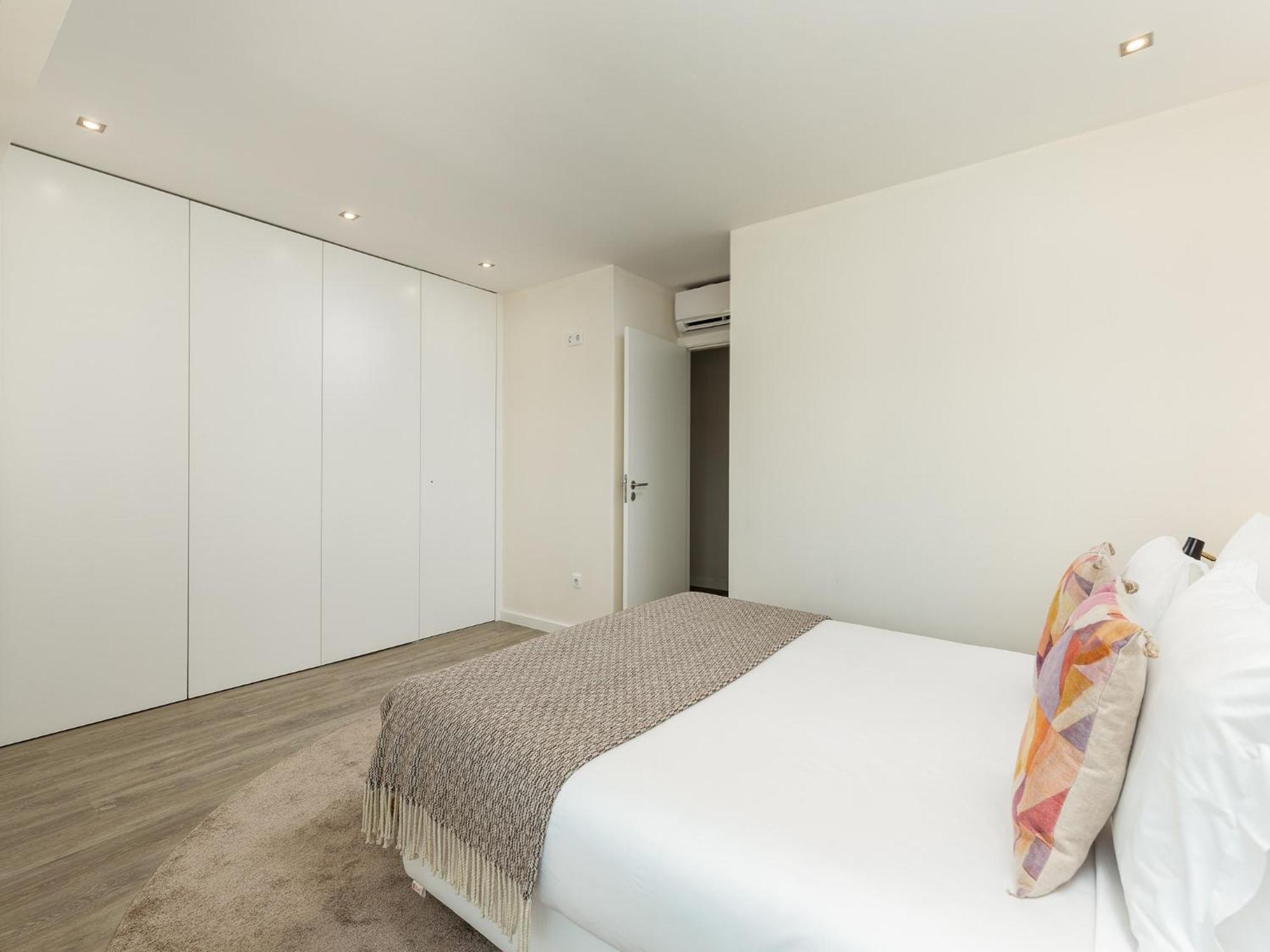 Apartment Spacious 4-bedroom In *