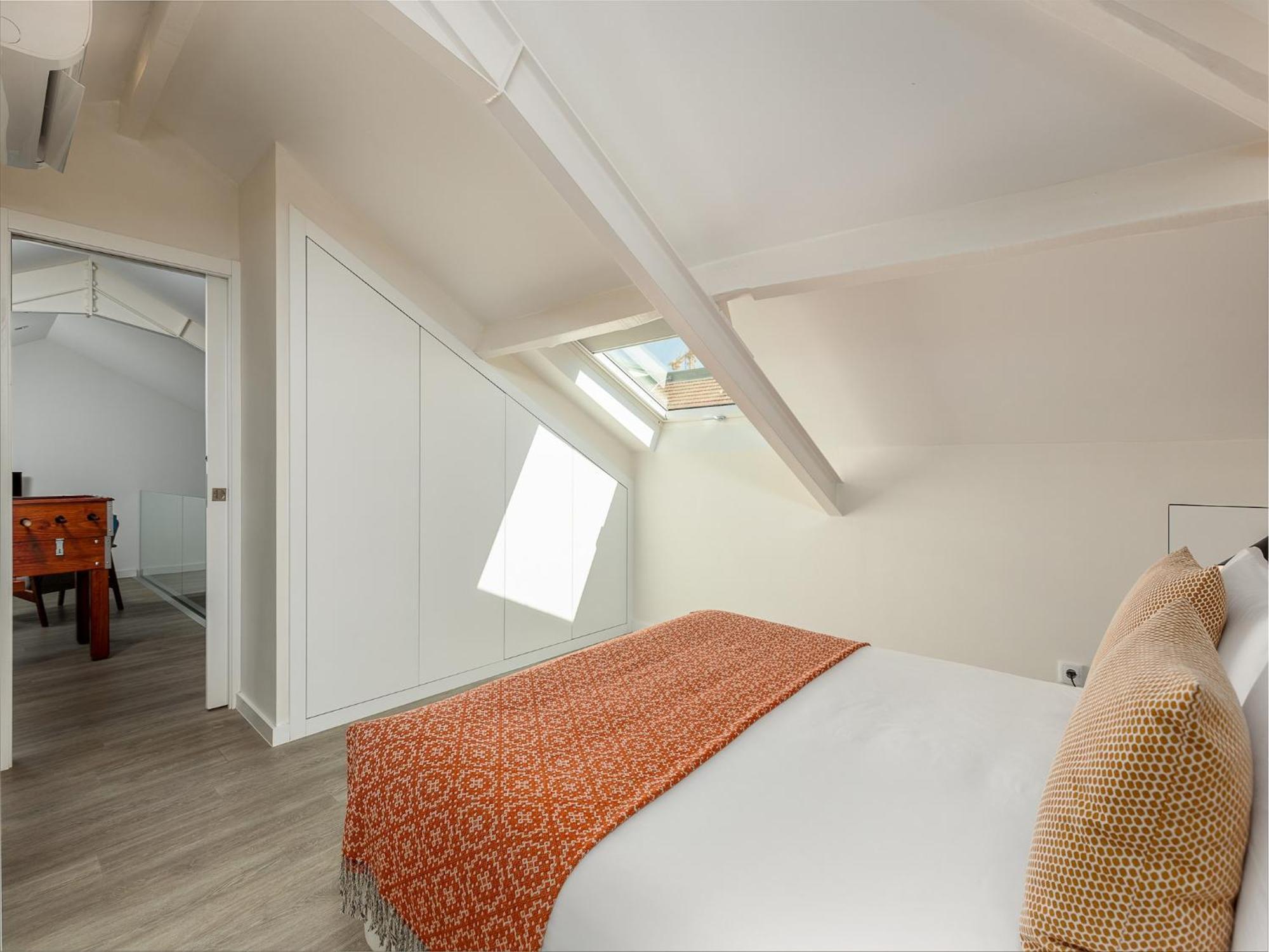 Spacious 4-bedroom In Apartment *