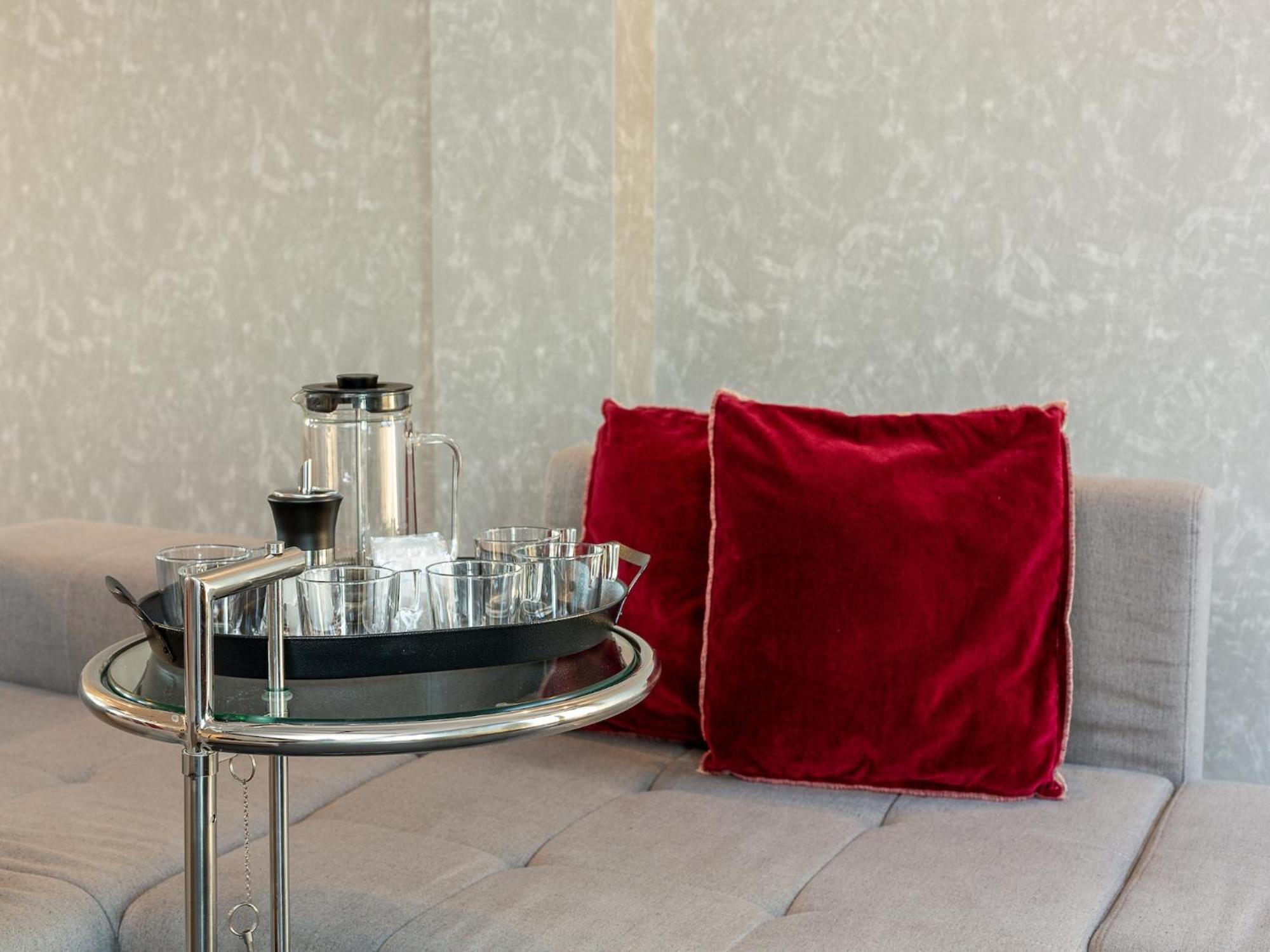 Spacious 4-bedroom In Apartment *