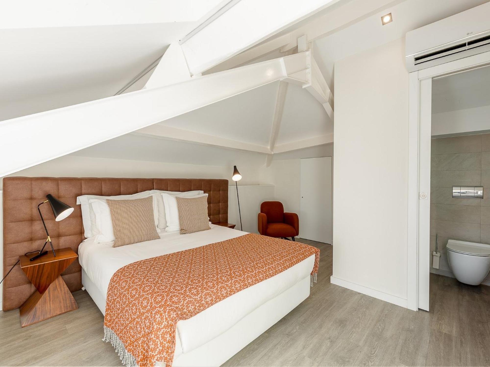 Spacious 4-bedroom In Apartment *