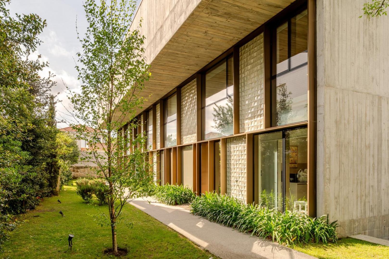 Hostwise - Grand W/ Pool, Garden & Garage * Porto