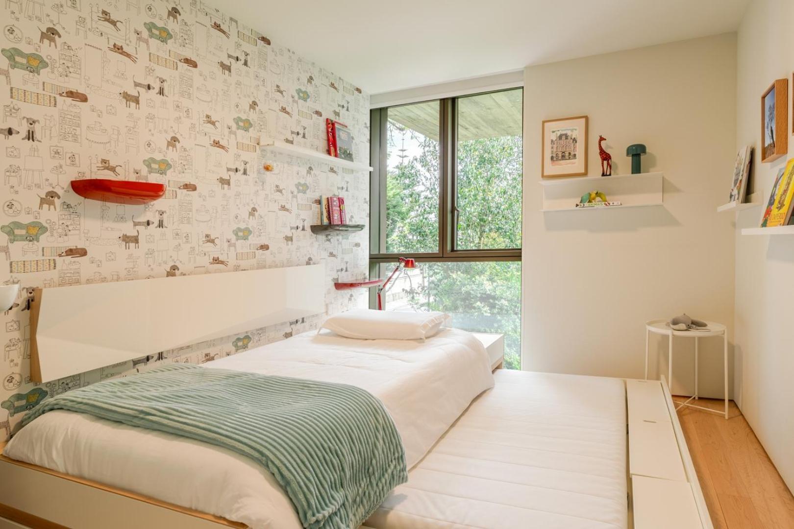 Holiday home Hostwise - Grand W/ Pool, Garden & Garage