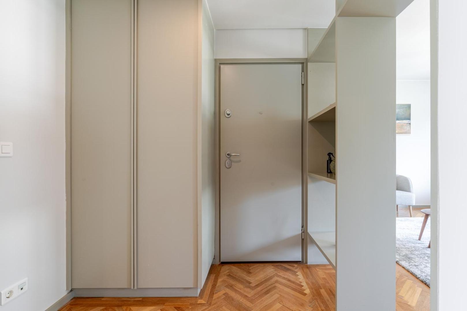 Hostwise - Bright & Spacious Flat W/ Garage *