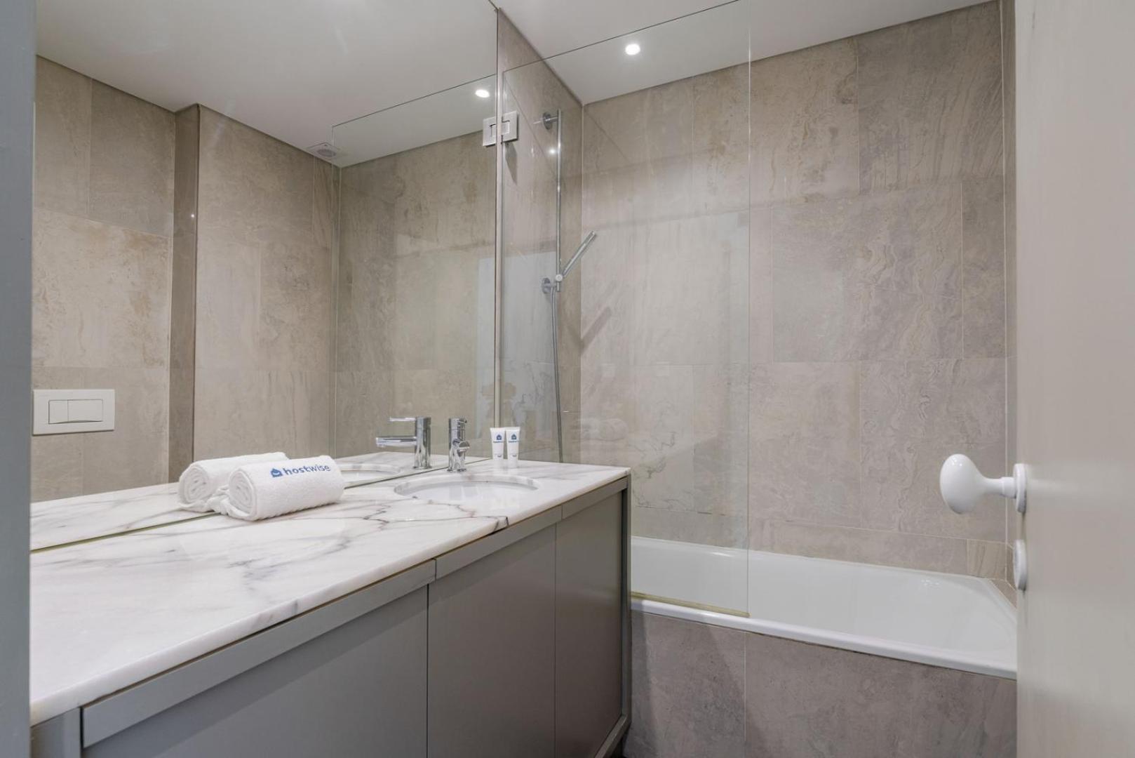 Hostwise - Bright & Spacious Flat W/ Garage Porto