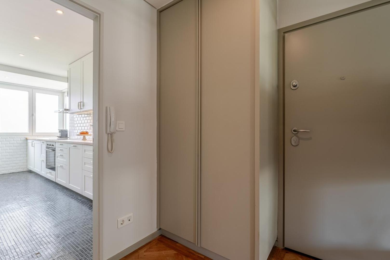 Hostwise - Bright & Spacious Flat W/ Garage *