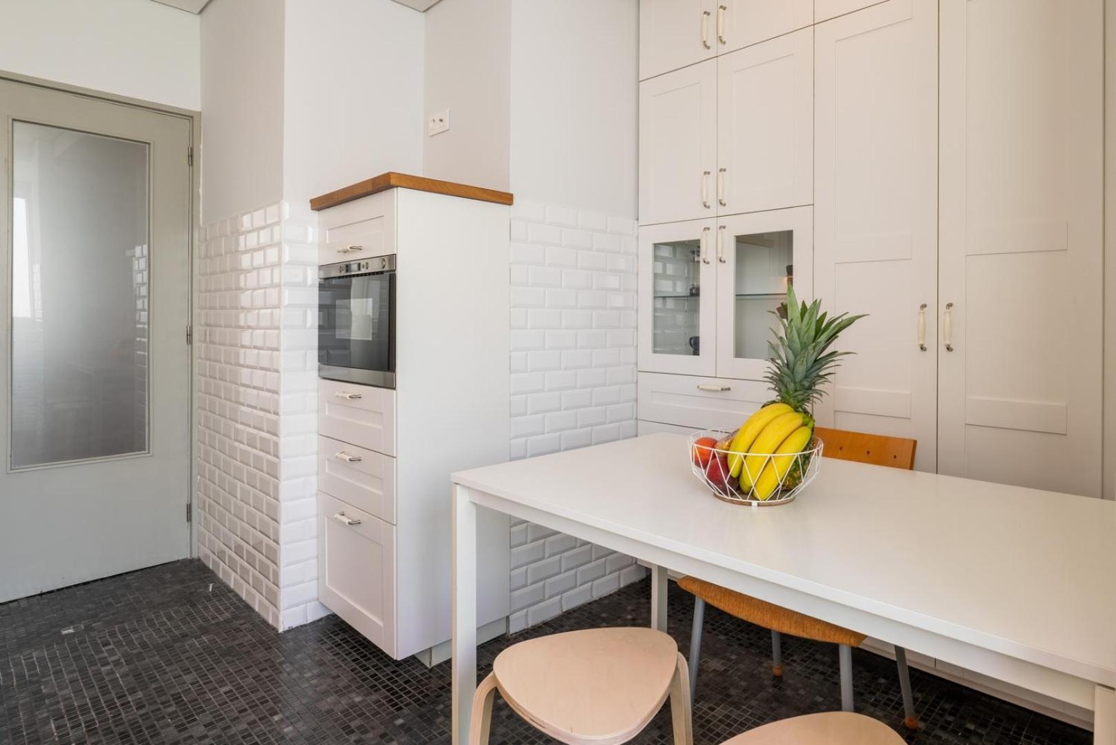 Hostwise - Bright & Spacious Flat W/ Garage