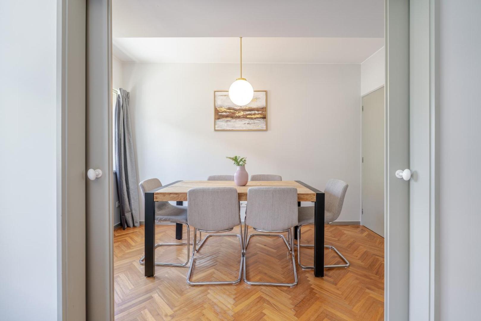 Hostwise - Bright & Spacious Flat W/ Garage *