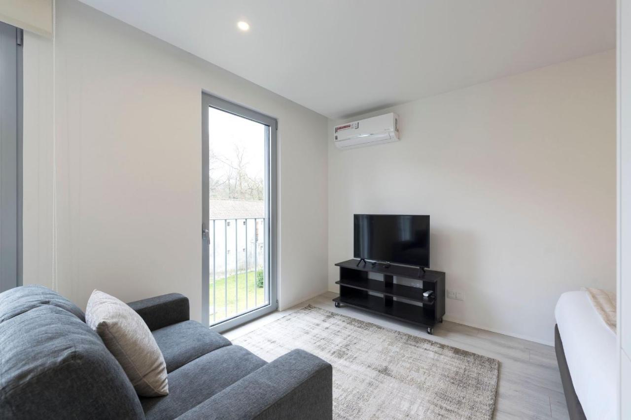 Lovelystay - Modern Loft With Gym & Free Parking Minutes Away From Cbd *