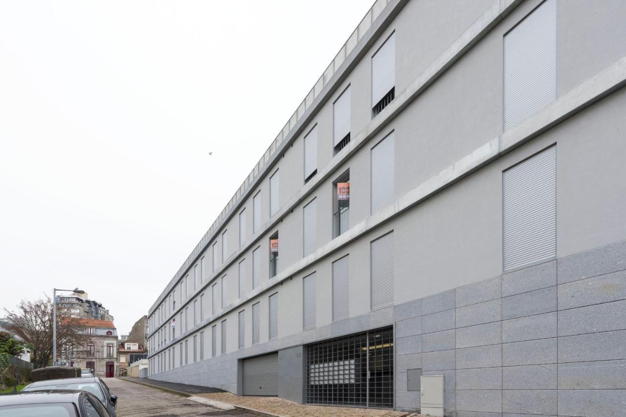 Lovelystay - Modern Loft With Gym & Free Parking Minutes Away From Cbd Porto