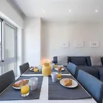 Lovelystay - Downtown Modern 2Br Flat With Free Parking