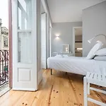 Lovelystay - Porto Windows With Ac By Central Station