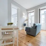 Lovelystay - Porto Windows With Ac By Central Station