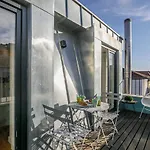 Lovelystay - Downtown Studio With Pool, Ac And Balcony