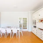 3Br Apartment With Balcony And Free Parking By Lovelystay