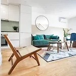 Bright 3Br Flat W/ Ac In City Center By Lovelystay
