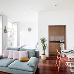 Bonjardim Studio W/ Balcony By Lovelystay