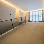 Host Wise - Modern Stuning Flat W Prime Location