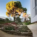 Host Wise - Modern Stuning Flat W Prime Location