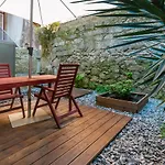 Low Cost Parking - Private Garden - Almada 392
