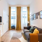 Elegant & Bright Flat By Lovelystay