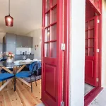 Central Studio W/ Ac, Views & Balcony By Lovelystay