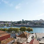 Luxurious Townhome With River View By Lovelystay
