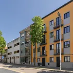 Host Wise - Bright & Contemporary Flat - Ace Location