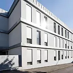 Stylish Flat W/ Gym & Parking By Lovelystay