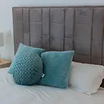 Stunning Apartment W/ Free Parking By Lovelystay