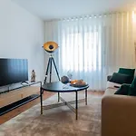 Stunning Apartment W/ Free Parking By Lovelystay