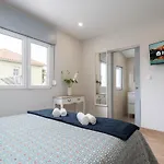 Charming Bright House W/ Garden