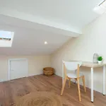 Fantastic Contemporary Flat W/ Balcony