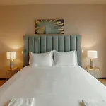 City Center Premium Apartment By Vacationy