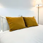 Magnificent Egas Moniz Apartment By Unique Hosts
