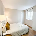 Magnificent Egas Moniz Apartment By Unique Hosts