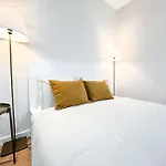 Magnificent Egas Moniz Apartment By Unique Hosts