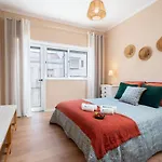 Host Wise - Spacious Vintage Flat - Small Balcony