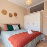 Host Wise - Spacious Vintage Flat - Small Balcony