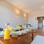 Host Wise - Spacious Vintage Flat - Small Balcony